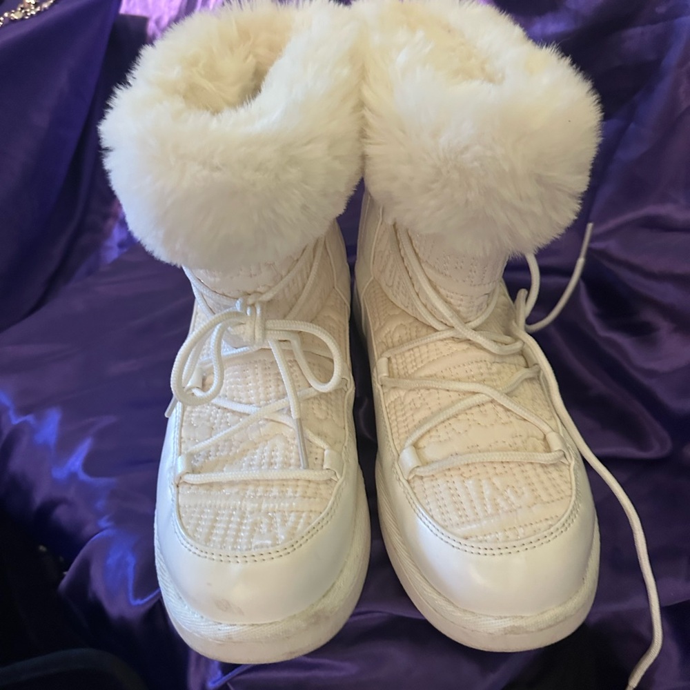 Juicy Couture White Winter Boots